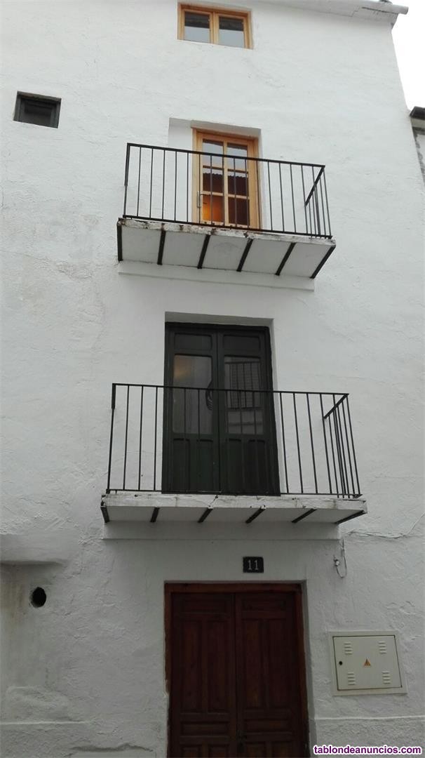 Esta casa a muy cerca de centro en quesada da a d